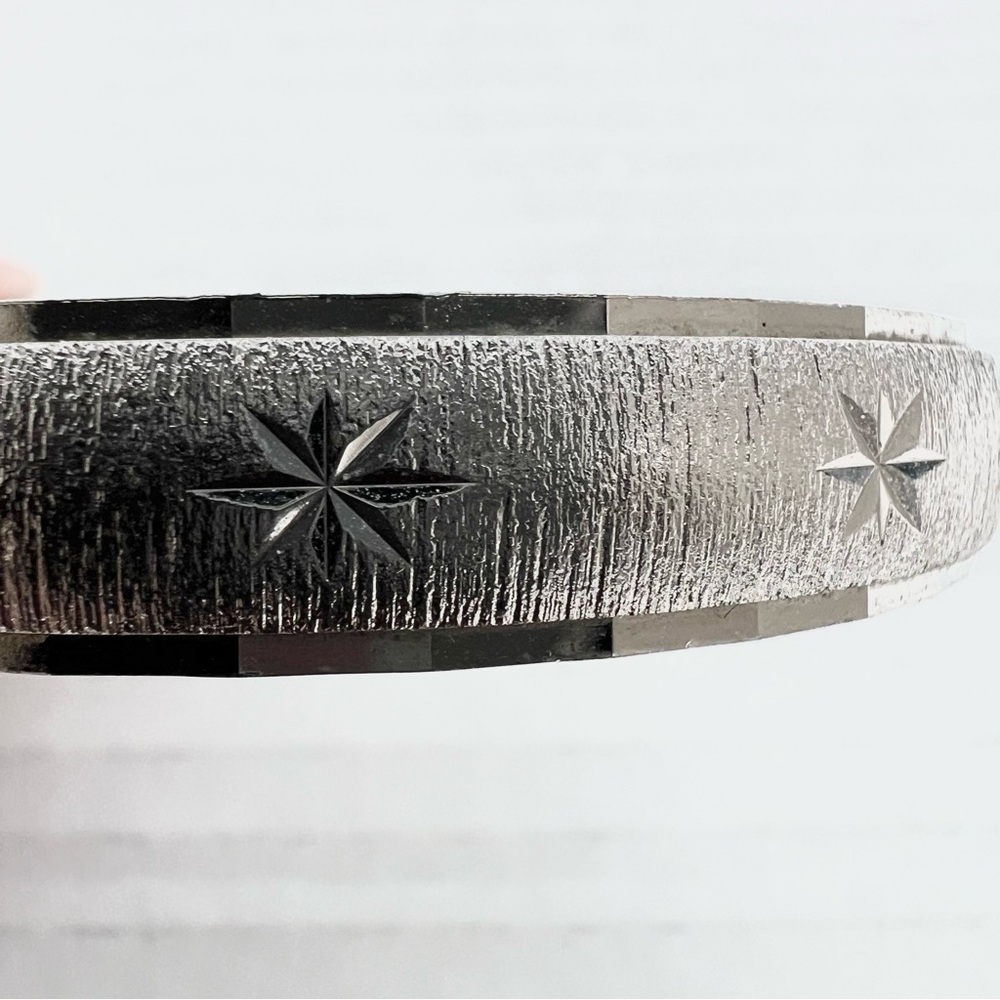 VTG Monet Silver-Tone Bangle Bracelet Diamond-Cut Etched Starburst Design Retro - Picture 3 of 8